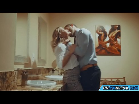 ❤️ Når en barmfagre blondine forfører deg på et offentlig toalett ❤️❌ Russisk porno hos oss ❤